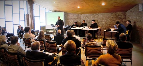29 січня – 1 лютого 2015 в монастирі в Шевтоні (Бельгія) відбувся собор єпархії святого Володимира Великого. В соборі взяли участь близько 50 осіб – була представлена кожна парафія єпархії – священики, монахи і монахині, а також миряни. Очолював роботу собору єпископ владика Борис Ґудзяк, модераторами були о. Юрій Щурко (Німеччина), о. Андрій Чировський (США). Праця над кожним пунктом концепції «Живої парафії» була організована у три етапи: 1) біблійне підґрунтя певного аспекту парафії та ділення практичним досвідом від о. Юрія Щурка 2) праця в групах – обговорення та висловлювання пропозицій 3) представлення результатів праці у групах для усього собору з метою вироблення резолюції. В обговореннях багато уваги було присвячено питанню нинішніх обставин життя і діяльності в єпархії: потреба богослужінь (а також катехизації) на різних мовах – французькій, голландській, англійській, італійській, німецькій, а не лише українській; проблеми асиміляцій, стосунки на парафії між вірними, що належать до різних міграційних хвиль, виклики перед душпастирями в умовах розпорошеності вірних, катехизація та популяризація читання Святого Письма, функціонування в умовах секуляризованого суспільства, тощо. Невід’ємною складовою собору була молитва – щоденна Вечірня, Утреня та Літургія. Важливими аспектами собору були комунікація, спілкування, взаємопізнання, постійна присутність та доступність єпископа. 29 січня – 1 лютого 2015 в монастирі в Шевтоні (Бельгія) відбувся собор єпархії святого Володимира Великого. В соборі взяли участь близько 50 осіб – була представлена кожна парафія єпархії – священики, монахи і монахині, а також миряни. Очолював роботу собору єпископ владика Борис Ґудзяк, модераторами були о. Юрій Щурко (Німеччина), о. Андрій Чировський (США). Праця над кожним пунктом концепції «Живої парафії» була організована у три етапи: 1) біблійне підґрунтя певного аспекту парафії та ділення практичним досвідом від о. Юрія Щурка 2) праця в групах – обговорення та висловлювання пропозицій 3) представлення результатів праці у групах для усього собору з метою вироблення резолюції. В обговореннях багато уваги було присвячено питанню нинішніх обставин життя і діяльності в єпархії: потреба богослужінь (а також катехизації) на різних мовах – французькій, голландській, англійській, італійській, німецькій, а не лише українській; проблеми асиміляцій, стосунки на парафії між вірними, що належать до різних міграційних хвиль, виклики перед душпастирями в умовах розпорошеності вірних, катехизація та популяризація читання Святого Письма, функціонування в умовах секуляризованого суспільства, тощо. Невід’ємною складовою собору була молитва – щоденна Вечірня, Утреня та Літургія. Важливими аспектами собору були комунікація, спілкування, взаємопізнання, постійна присутність та доступність єпископа.